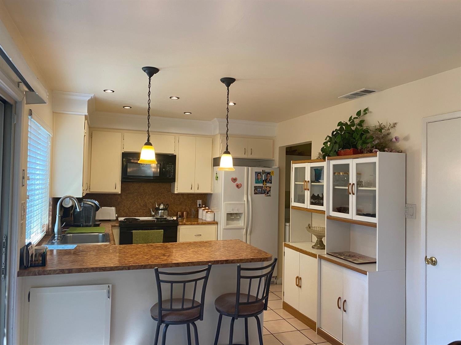 In Escrow 8875 Salmon Falls Dr, Sacramento CA 95826 Sacramento Real